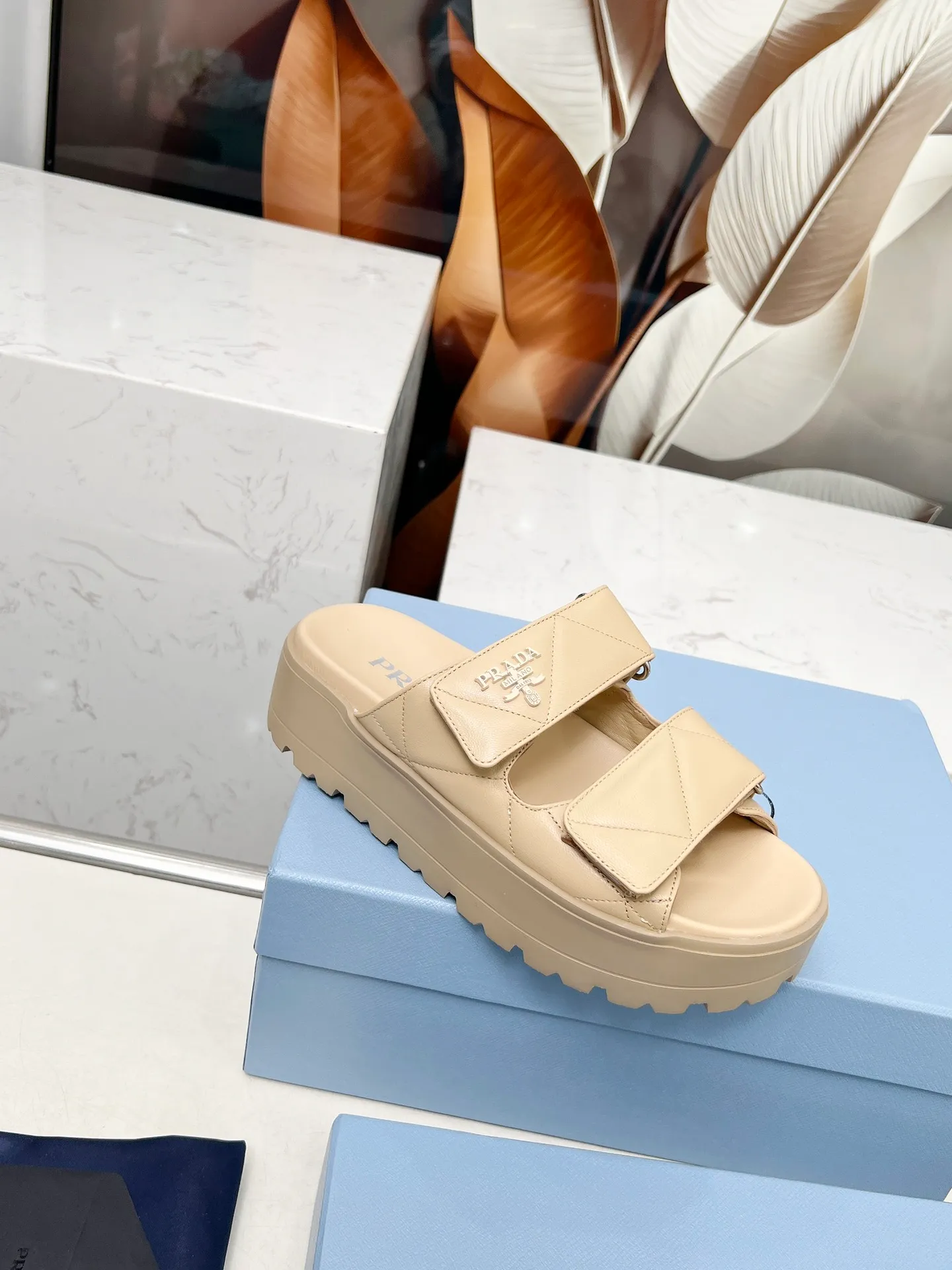 👟👟Ex-factory price 500👟👟 🌸Prada 2025 spring and summer new slippers 💫Velcro sandals The latest catwalk model, classic upgrades, comfort and fashionability coexist. Every color combination looks good, and the design matches different style needs ✅Upper: original customized cowhide ✅Inner lining: original customized sheepskin lining, cowhide feet ✅Outsole: Original molded anti-slip outsole ✅Number of codes: 35-40 (41 customized, non-refundable and non-exchangeable)